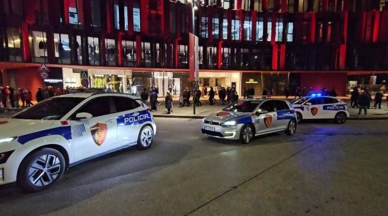 Derbi Partizani-Tirana bllokon qendrën e Tiranës, policia vendos kufizime dhe kontrolle