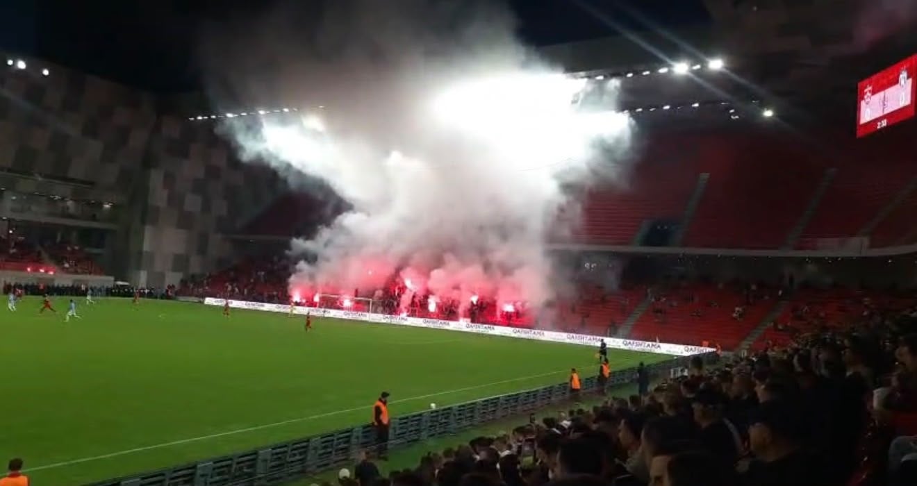 Derbi Partizani-Tirana ndez Arenën Kombëtare, tribuna në kulmin e entuziazmit