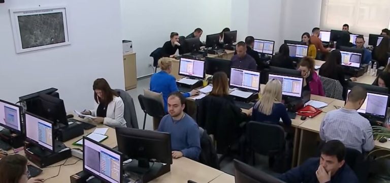 Ministria e Arsimit shtrëngon Kodin e Etikës: leje me shkrim për punë jashtë dhe rregulla për veshjen