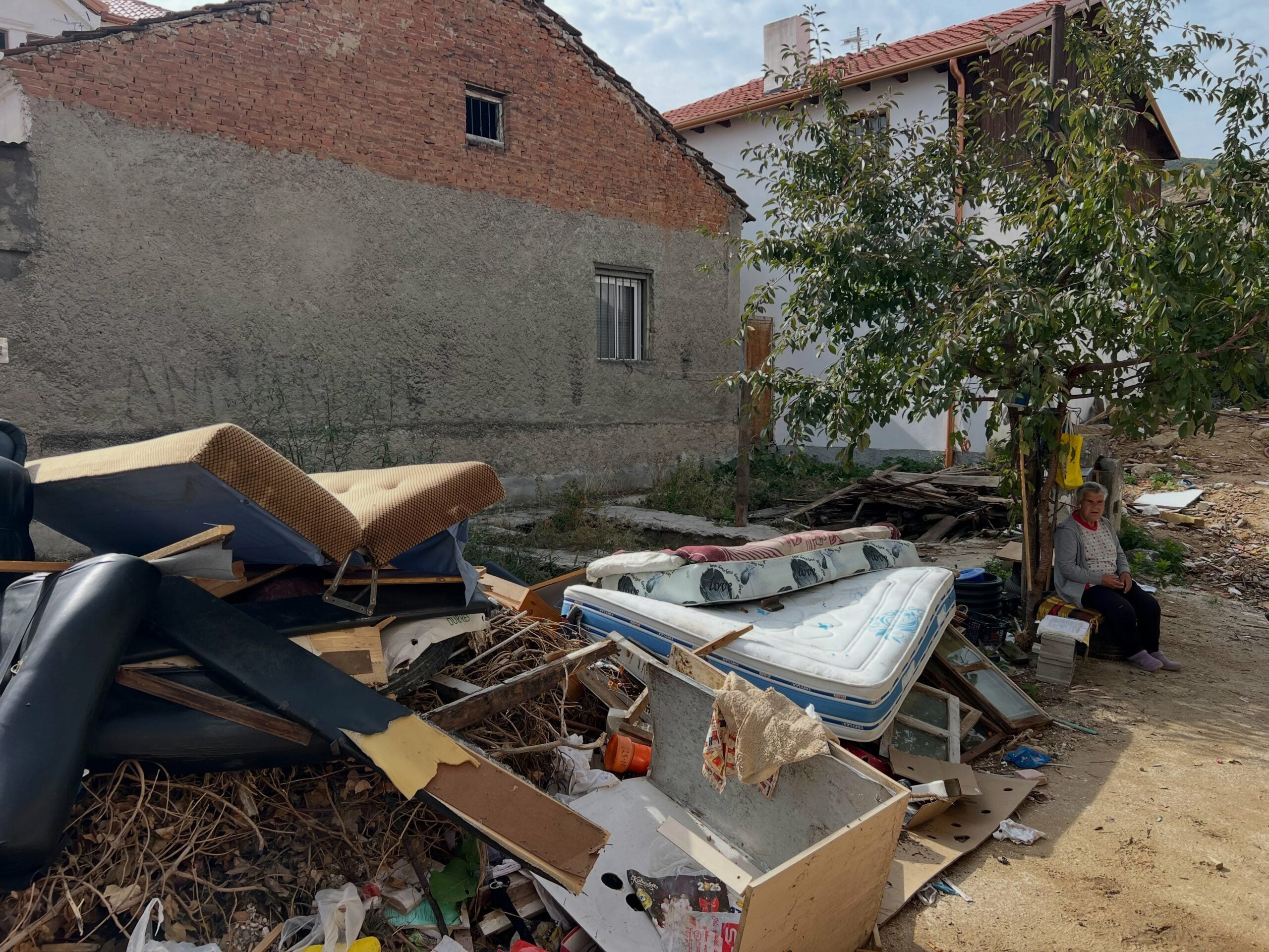 Rrënojat e shtëpisë së Mitrush Kutelit, Auron Tare publikon pamjet: plehra mbi themele