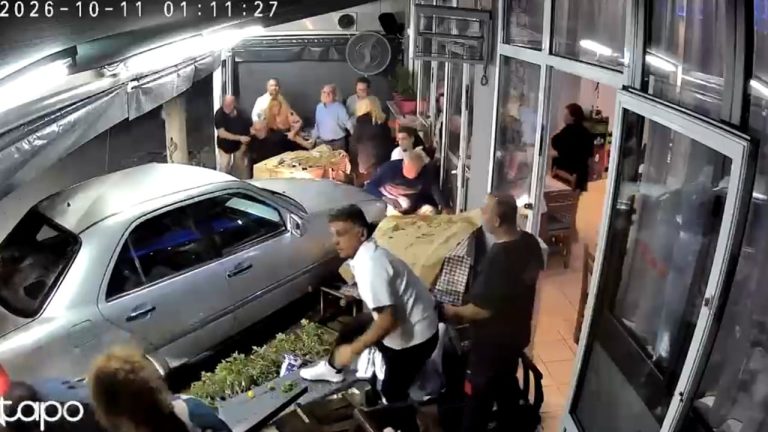 Selanik: 45-vjeçari shqiptar futet me makinë në lokal, plagosen 3 persona