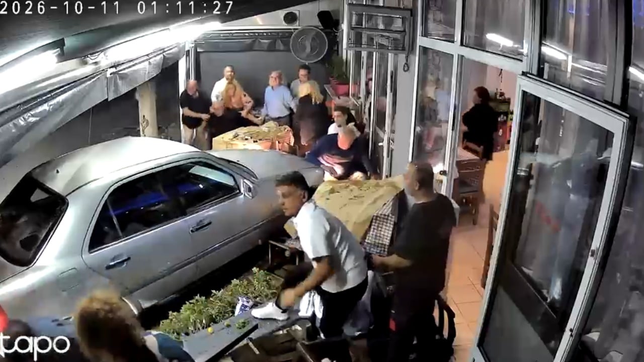 Selanik: 45-vjeçari shqiptar futet me makinë në lokal, plagosen 3 persona