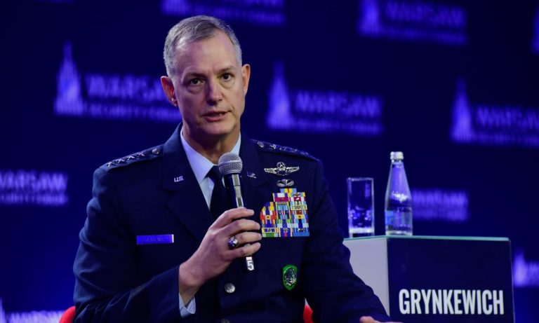 Komandanti i NATO-s lëshon sinjal të ashpër: “Nuk duam luftë, por nëse sulmohemi, do të luftojmë”