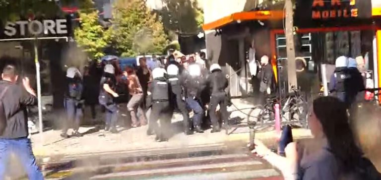 Përplasje te Ministria e Arsimit, i riu përballet i vetëm me 6 policë gjatë protestës