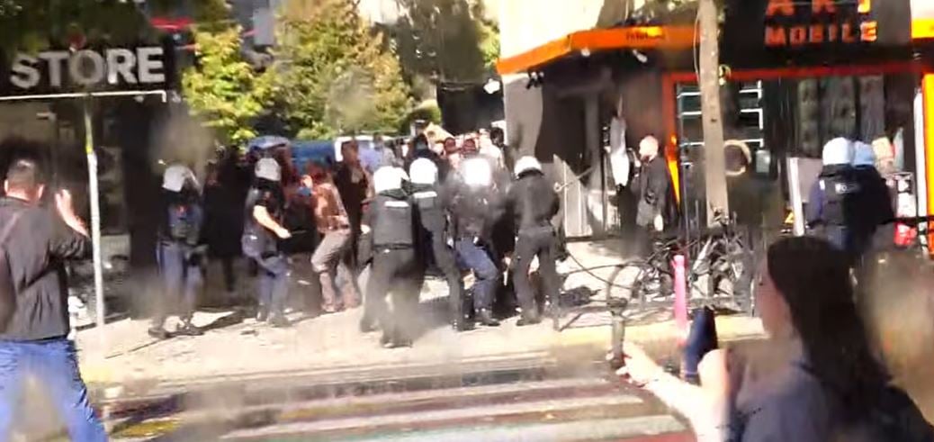 Përplasje te Ministria e Arsimit, i riu përballet i vetëm me 6 policë gjatë protestës