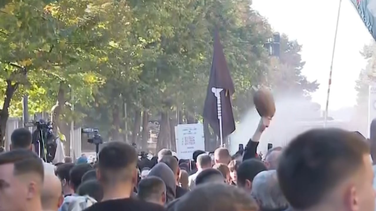 Përplasje te Ministria e Arsimit, policia përdor forcë dhe ujë me presion ndaj protestuesve