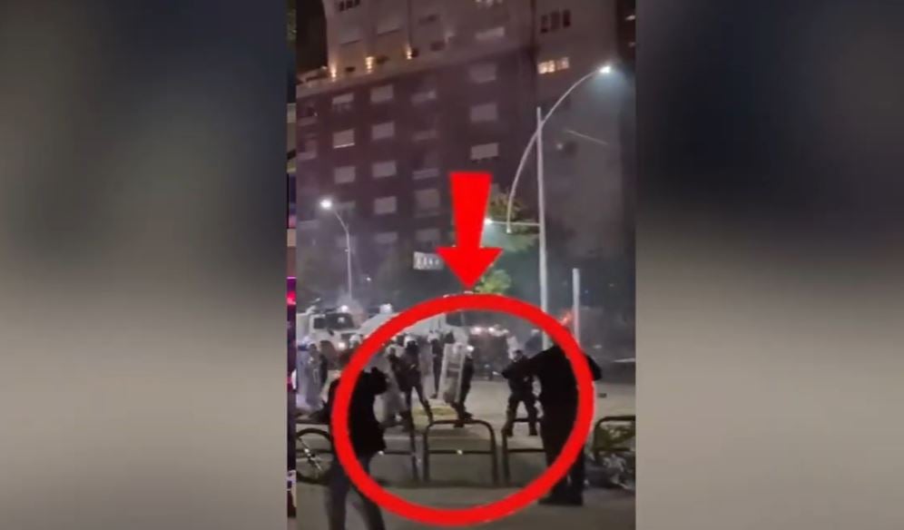 Protesta dhe policia, gazetari denoncon dhunë në terren: “Më drejtuan granatëhedhësin”