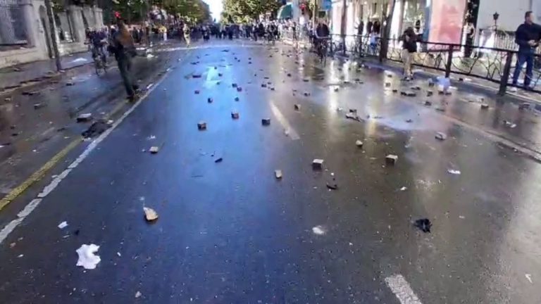 Protesta para Ministrisë së Arsimit la pas dëme: kangjella të shkulura dhe xhama të thyer