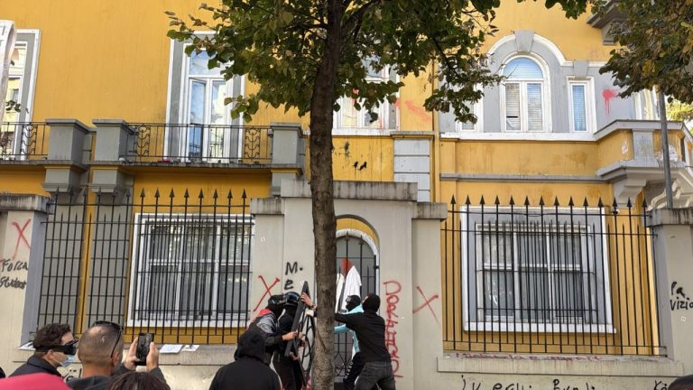 Protesta te Ministria e Arsimit del jashtë kontrollit, hidhen tulla e flakadanë