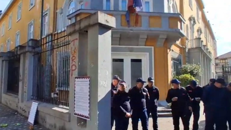 Protesta te Ministria e Arsimit, Policia: 23 te shoqeruar dhe 7 te lenduar pas perplasjeve