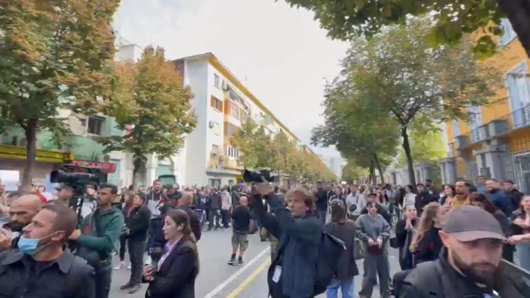 Protestë e studentëve te Ministria e Arsimit në Tiranë, vezë dhe sprej drejt godinës
