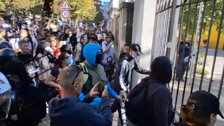 Tensione te Ministria e Arsimit, protestuesit thyejne xhamat dhe futen ne oborr