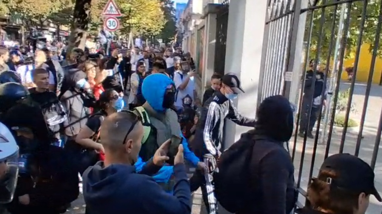 Tensions at the Ministry of Education: Protesters break windows and enter the courtyard