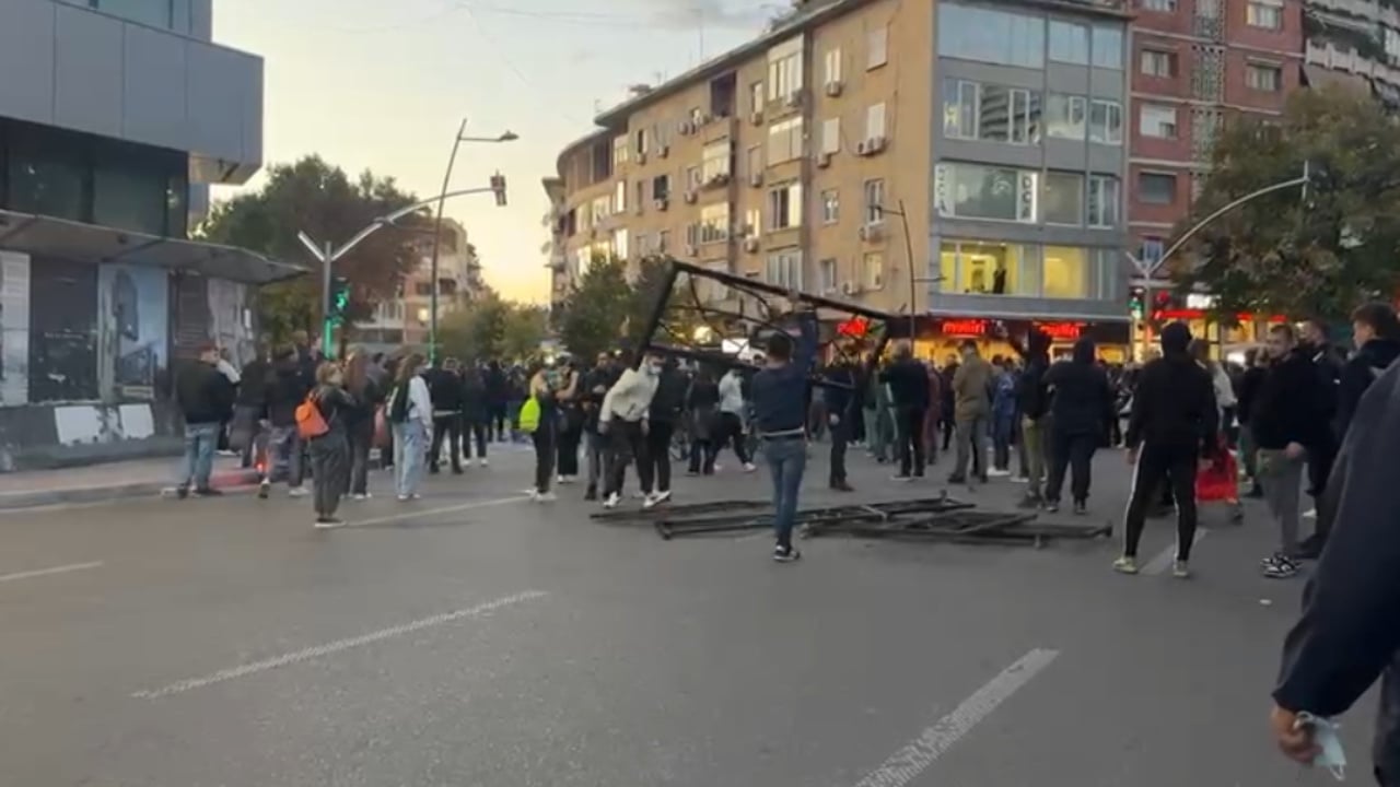 Tensione te Rruga e Durresit: protestuesit bllokojne hyrjen, policia pergjigjet me gaz lotsjelles