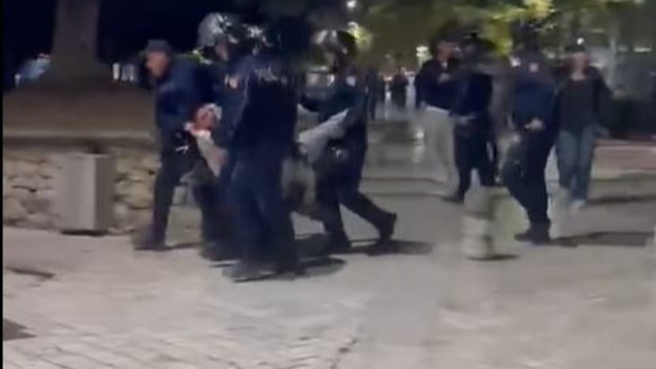 19-vjeçari me këmbë të thyer pranë Parlamentit, Policia pezullon 5 drejtues e efektivë