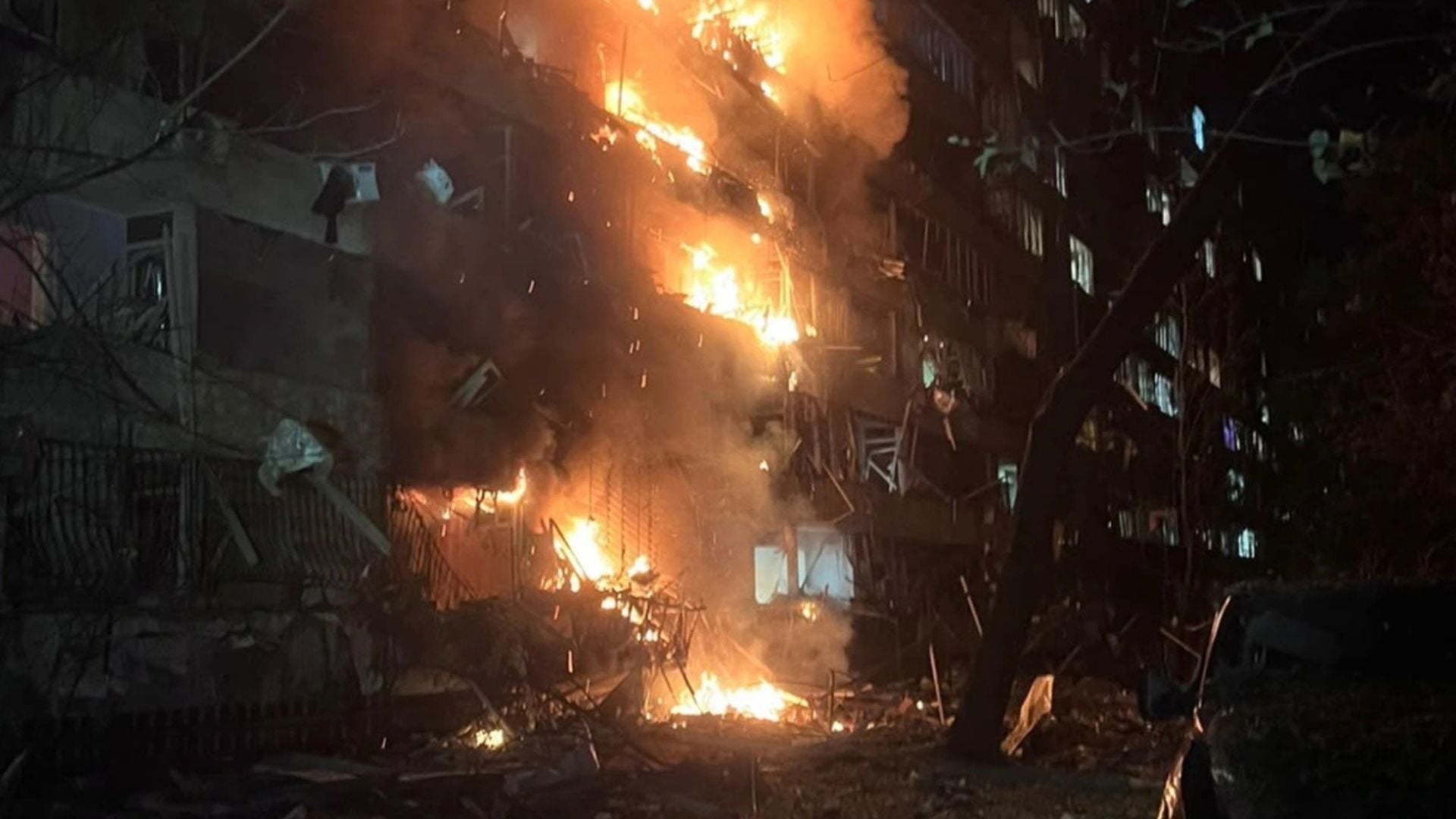 Kiev nën sulm me raketa: goditet një kompleks banimi, në shënjestër edhe energjia