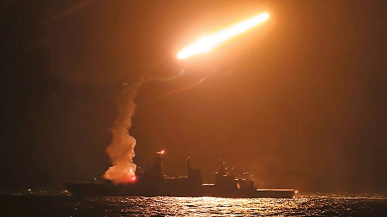 Ngushtica e Hormuzit nën zjarr: raportohen goditje me raketa ndaj dy anijeve