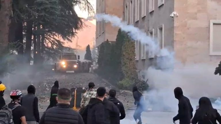 Përplasjet në Tiranë, Albana Koçiu del me reagim: “Shqipëria nuk ka nevojë të digjet”