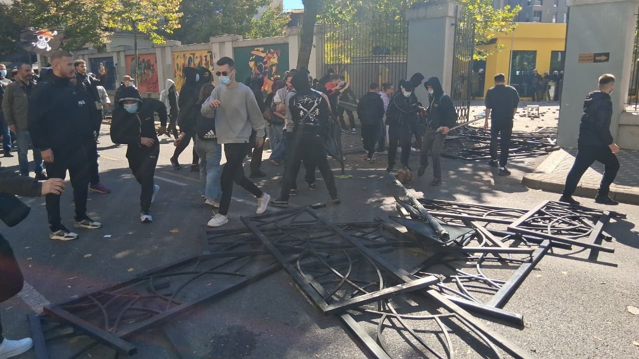 Përshkallëzohet protesta te Ministria e Arsimit, përplasje me policinë dhe tensione në fakultete