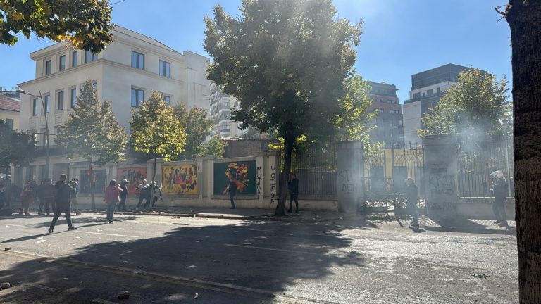 Policia përdor ujë me presion te Ministria e Arsimit, shpërndahen protestuesit