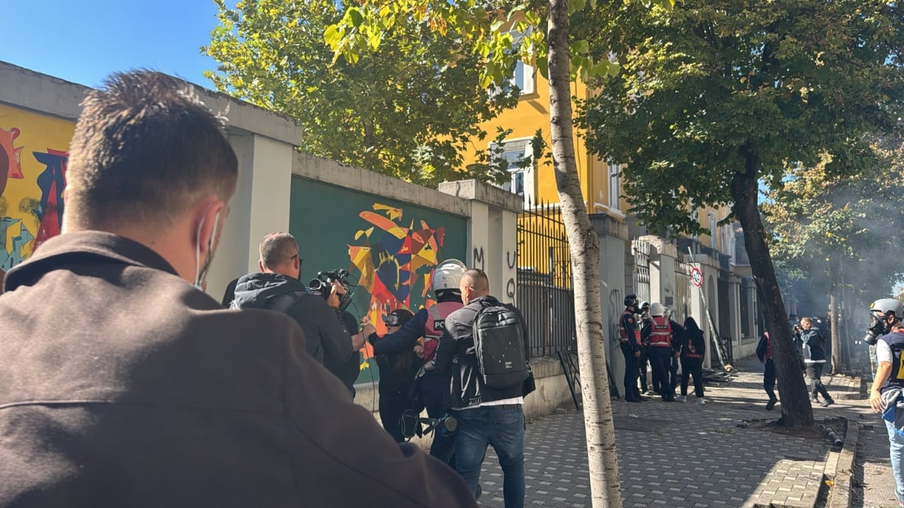 Protesta e studentëve del jashtë kontrollit, përplasje te Ministria e Arsimit