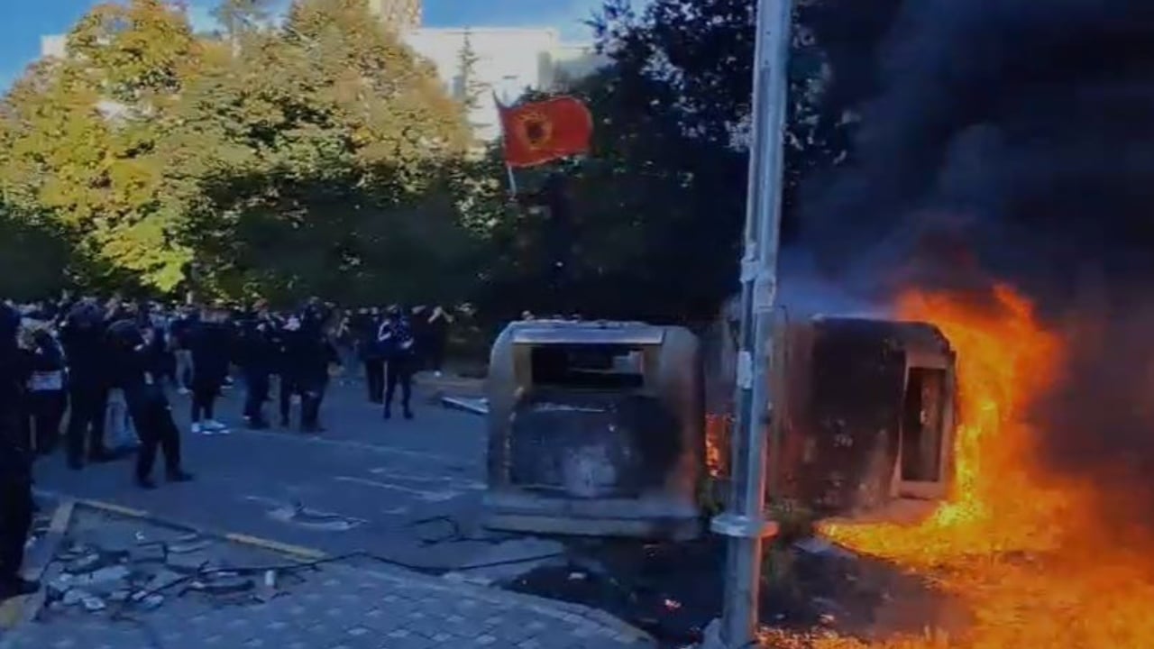 Protesta e studentëve në Tiranë, flamuri i UÇK-së shfaqet pranë zjarrit mes tensioneve