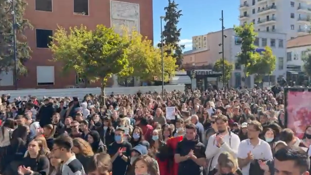 Protesta e studentëve përshkallëzohet: thyhet dera e FSHN-së, marshim drejt Ministrisë së Arsimit