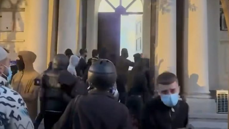 Protesta në Tiranë, Peleshi dënon sulmet ndaj Kuvendit dhe u bën thirrje partive të distancohen