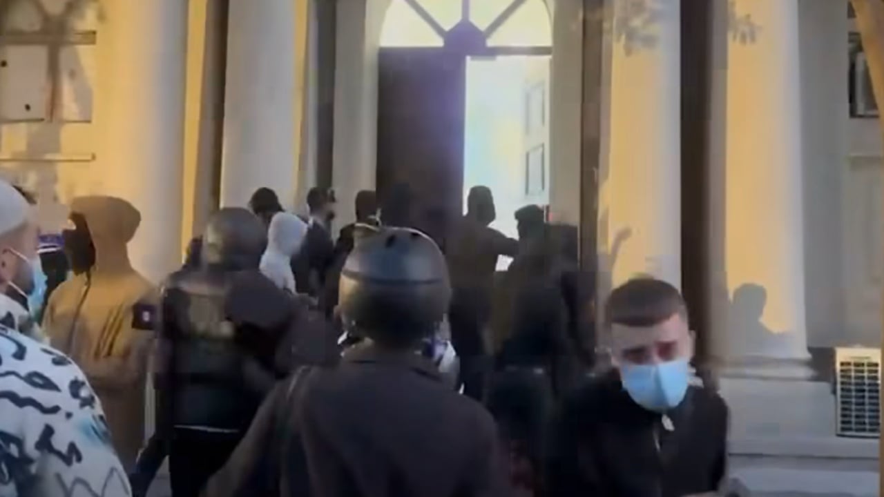 Protesta në Tiranë, Peleshi dënon sulmet ndaj Kuvendit dhe u bën thirrje partive të distancohen
