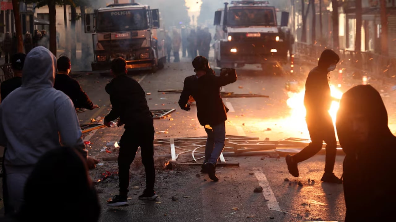 Protesta para Ministrisë së Arsimit, policia flet për 16 arrestime pas 8 orësh përplasje