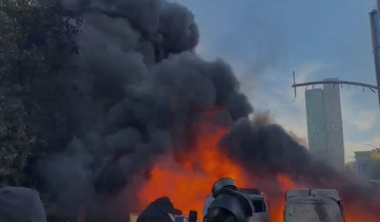 Protesta përshkallëzohet në qendër, flakë dhe thirrje për marshim drejt selisë së PS