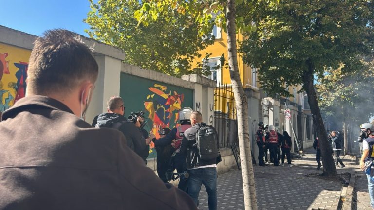 Protesta te Ministria e Arsimit del jashtë kontrollit, studentët përplasen me policinë