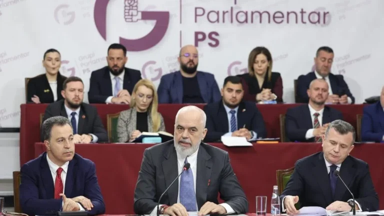 Rama shtyn mbledhjen e grupit parlamentar të PS, takimi në Pallatin e Brigadave kalon për nesër