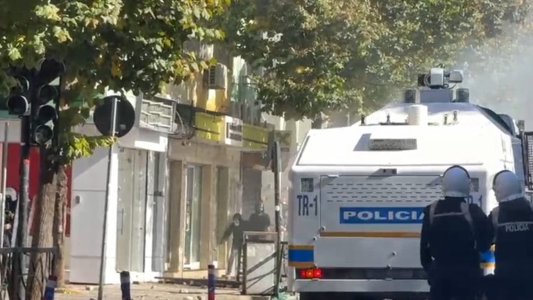 Tensione te forta ne Rrugen e Durresit, digjen ambientet e nje banke prane protestes