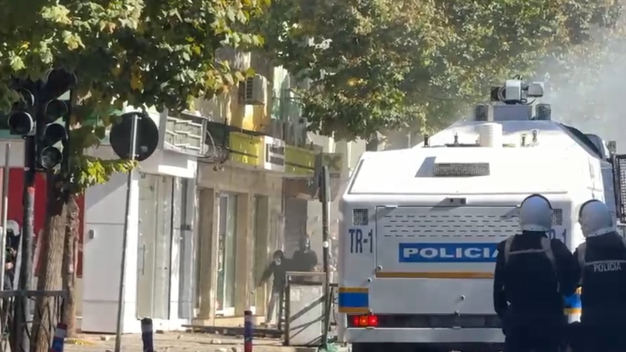 Tensione te forta ne Rrugen e Durresit, digjen ambientet e nje banke prane protestes