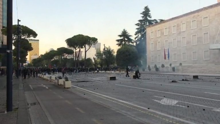 Tensione te Kuvendi: policia zmbrapset, protestuesit tentojne te hyjne ne godine