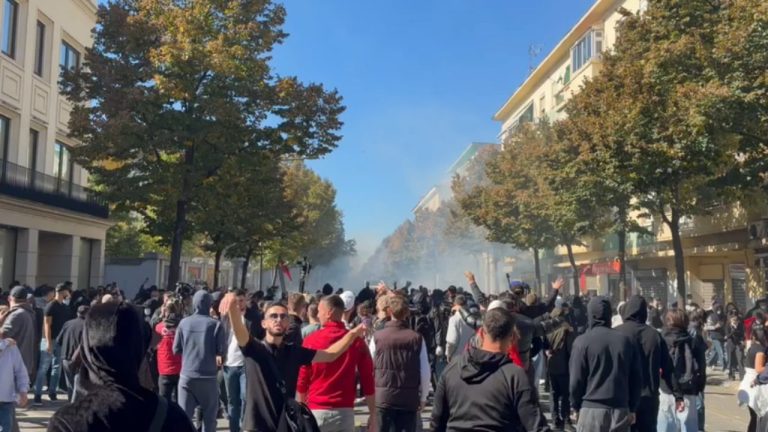 Tensione te Ministria e Arsimit, policia hedh gaz lotsjelles ndaj protestuesve