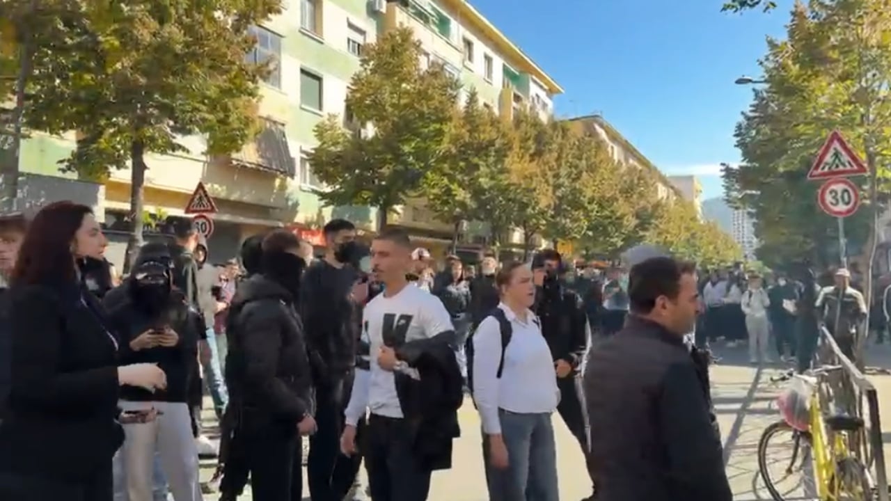 Tensione te Ministria e Arsimit: studentë dhe gjimnazistë përplasen me kordonin e policisë