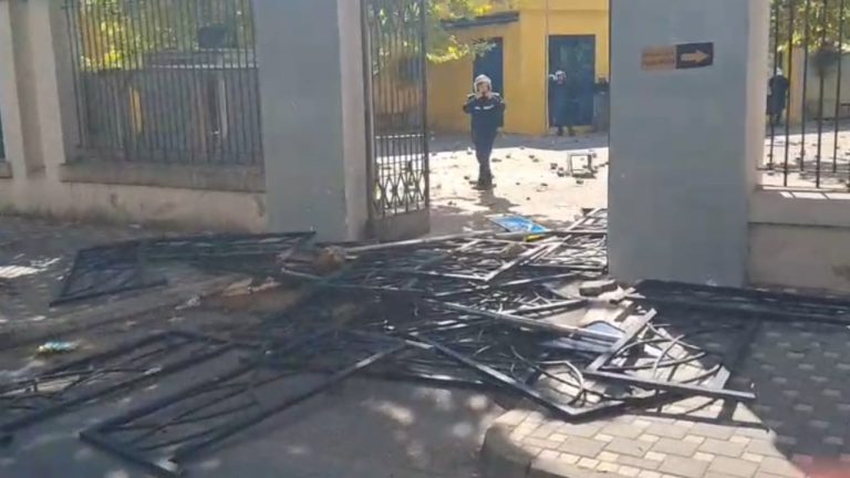 Tensione te Ministria e Arsimit, zjarr ne hyrje dhe gure drejt godines