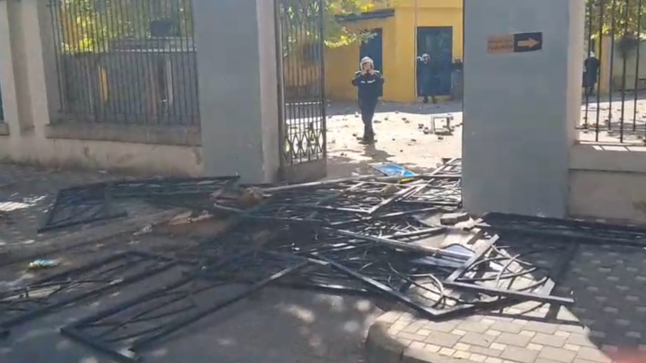 Tensione te Ministria e Arsimit, zjarr ne hyrje dhe gure drejt godines