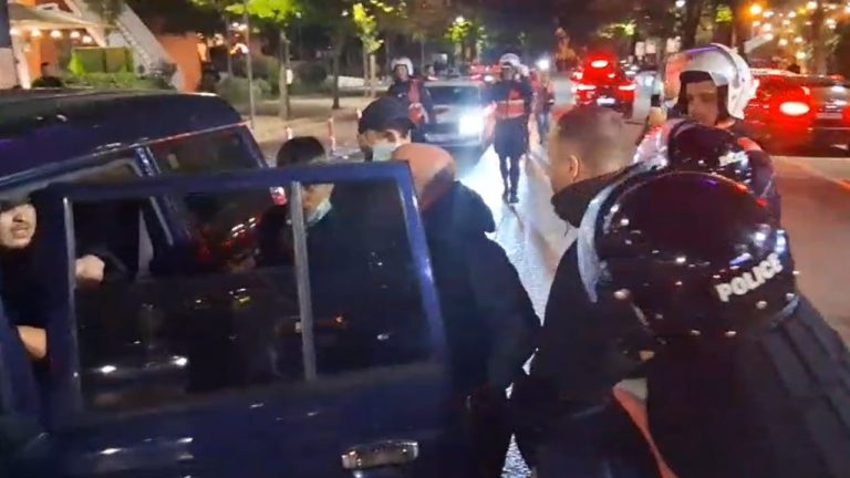 Trazira pas protestës në Tiranë, disa të rinj shoqërohen ndërsa 29 persona përfundojnë në spital