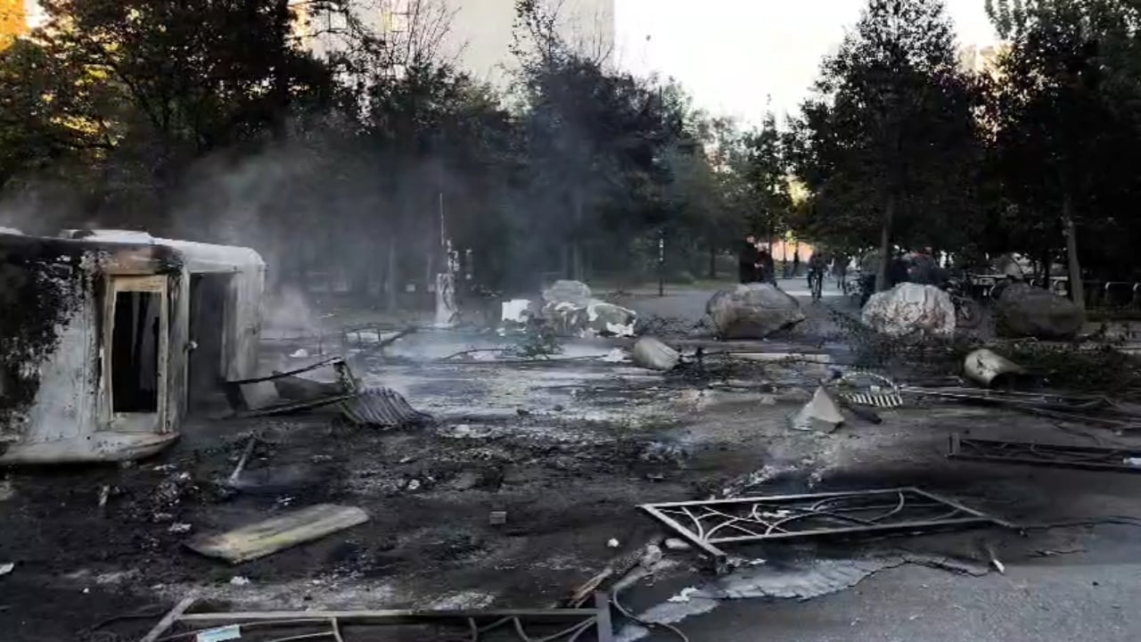 Zjarri në qendër të Tiranës shuhet pas afro një ore, dëmtohen edhe semaforët