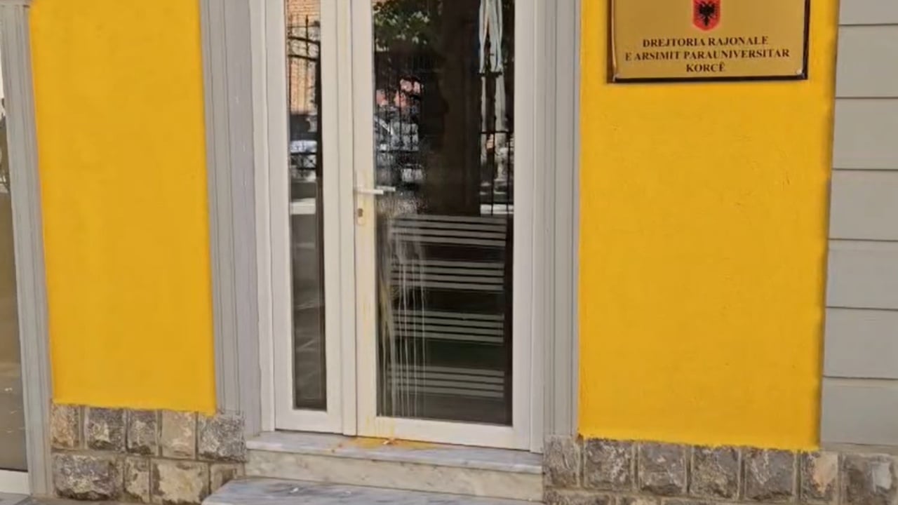 Korçë, protesta del jashtë kontrollit: thyhen xhamat e Drejtorisë Arsimore