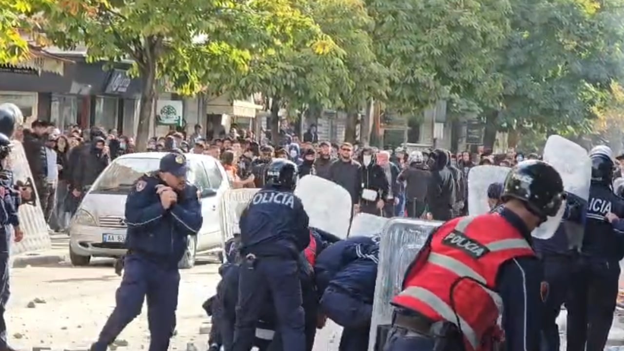 Përplasje në protestën në Durrës, mbi 10 të shoqëruar nga policia dhe 5 efektivë në spital