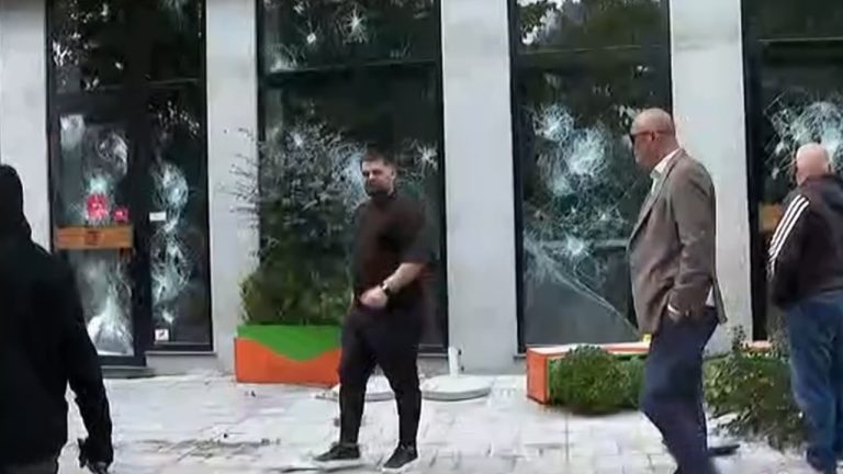 Përplasje te Rruga e Durrësit, dëmtohen dy biznese mes tensioneve dhe flakëve