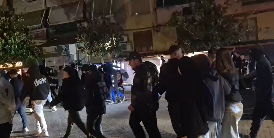 Protesta në Elbasan rikthehet në mbrëmje, policia zbret me forca të shumta në shesh