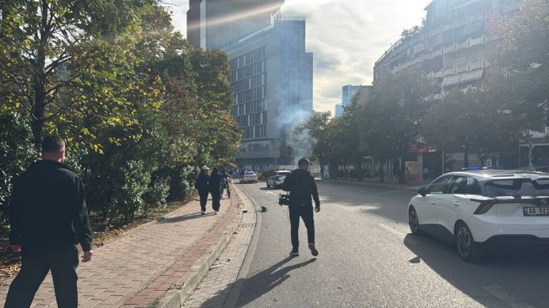 Protesta në Tiranë, dëmtohet sërish një bankë te “Myslym Shyri”