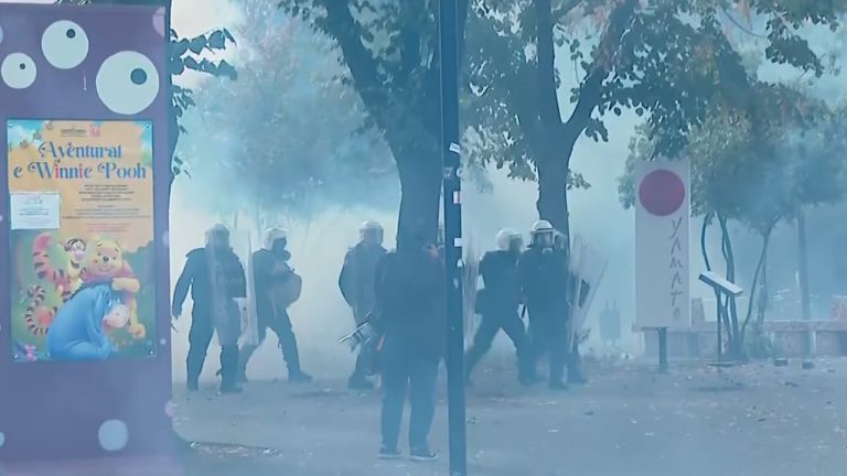 Protesta në Tiranë përshkallëzohet, raportohet sulm ndaj selisë së PS dhe gaz lotsjellës