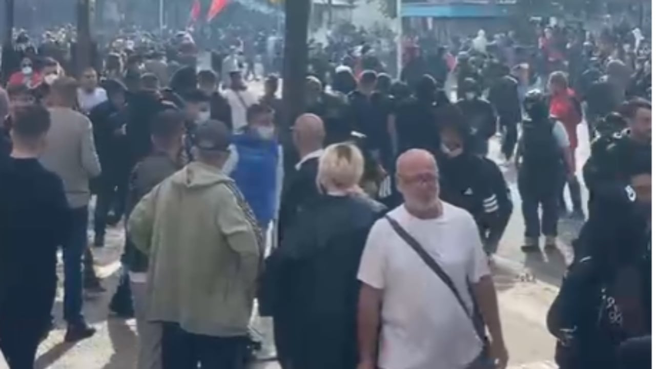 Protesta në Tiranë, sulmohen biznese te “9-katëshet” dhe thyhen xhamat