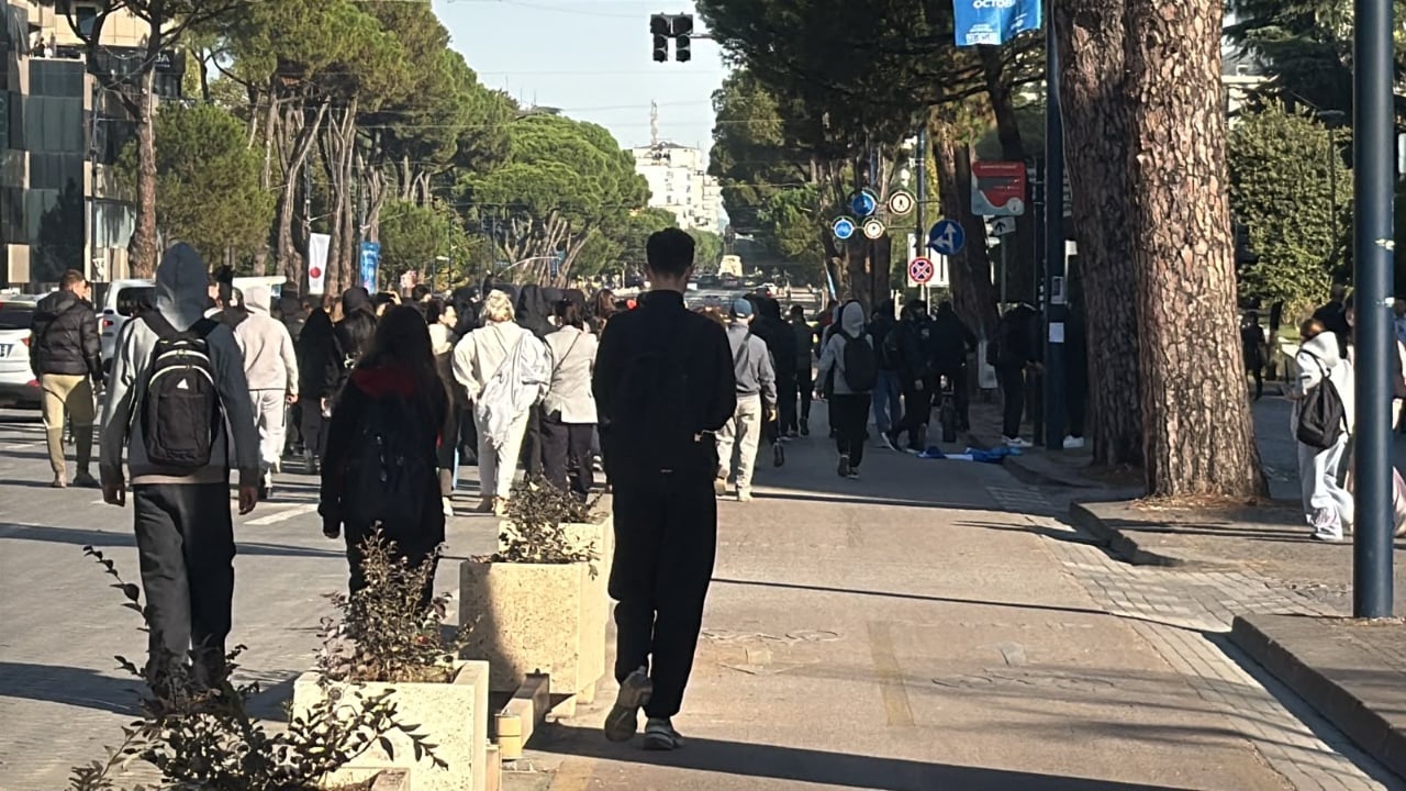 Protesta studentore, dita e tretë: bojkot në gjimnaze e fakultete, anulohet seanca në Parlament